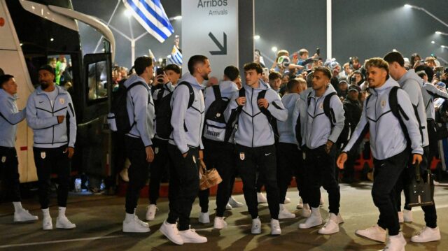 Uruguajská futbalová reprezentácia priletí na medzinárodné letisko Carrasco pred odletom do Mexika na FIFA 202