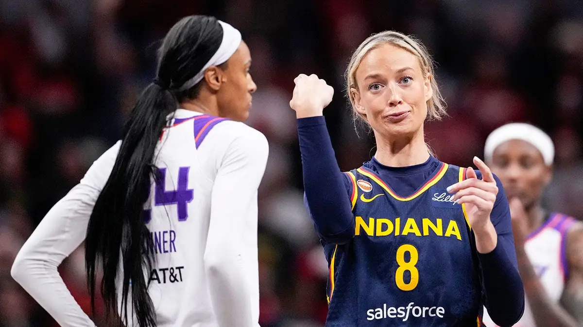 Strážkyňa Indiana Fever Sophie Cunninghamová ukazuje na útočníčku Phoenixu Mercury DeWannu Bonnerovú počas basketbalového zápasu.