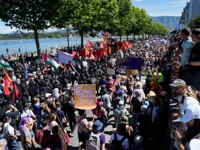 Tisíce ľudí protestujú, keď sa Trump a ďalší svetoví lídri stretnú na summite G7 | Správy o protestoch
