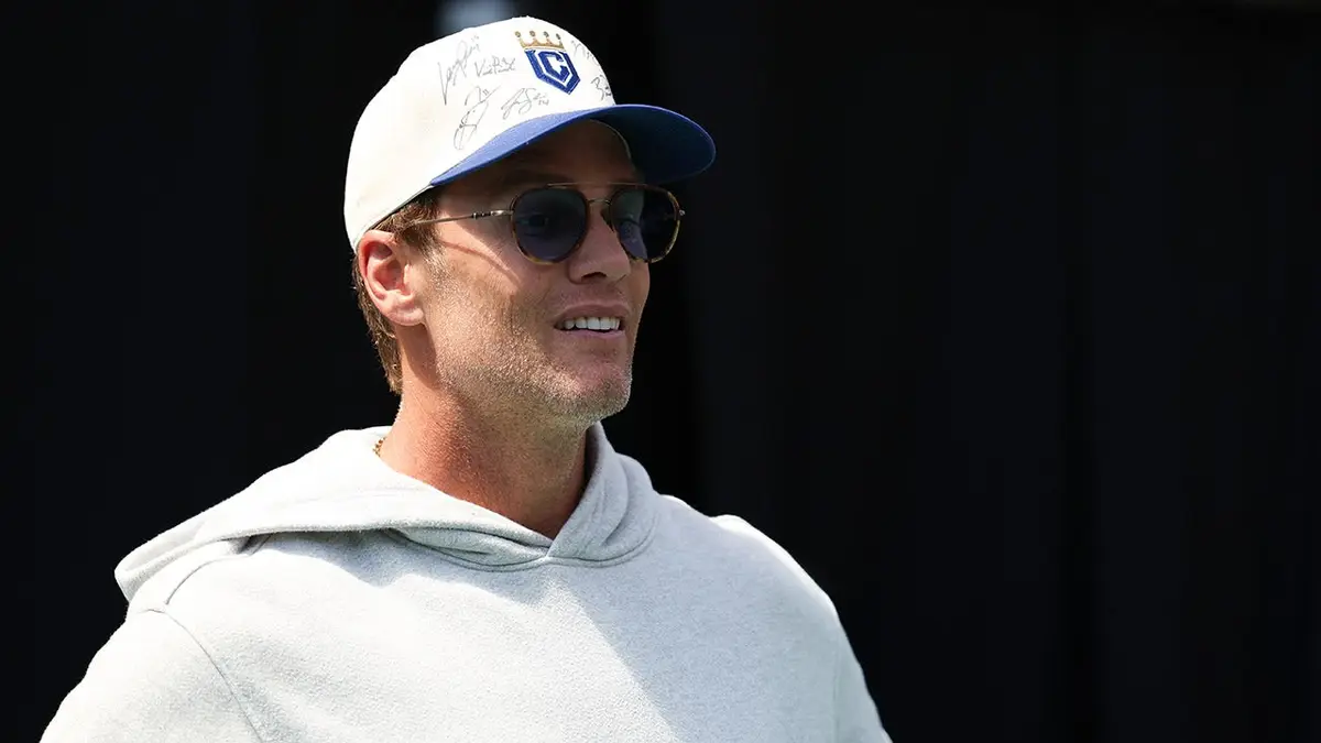 Tom Brady stojaci vo vnútri CardVault od Toma Bradyho v Kansas City, Missouri.