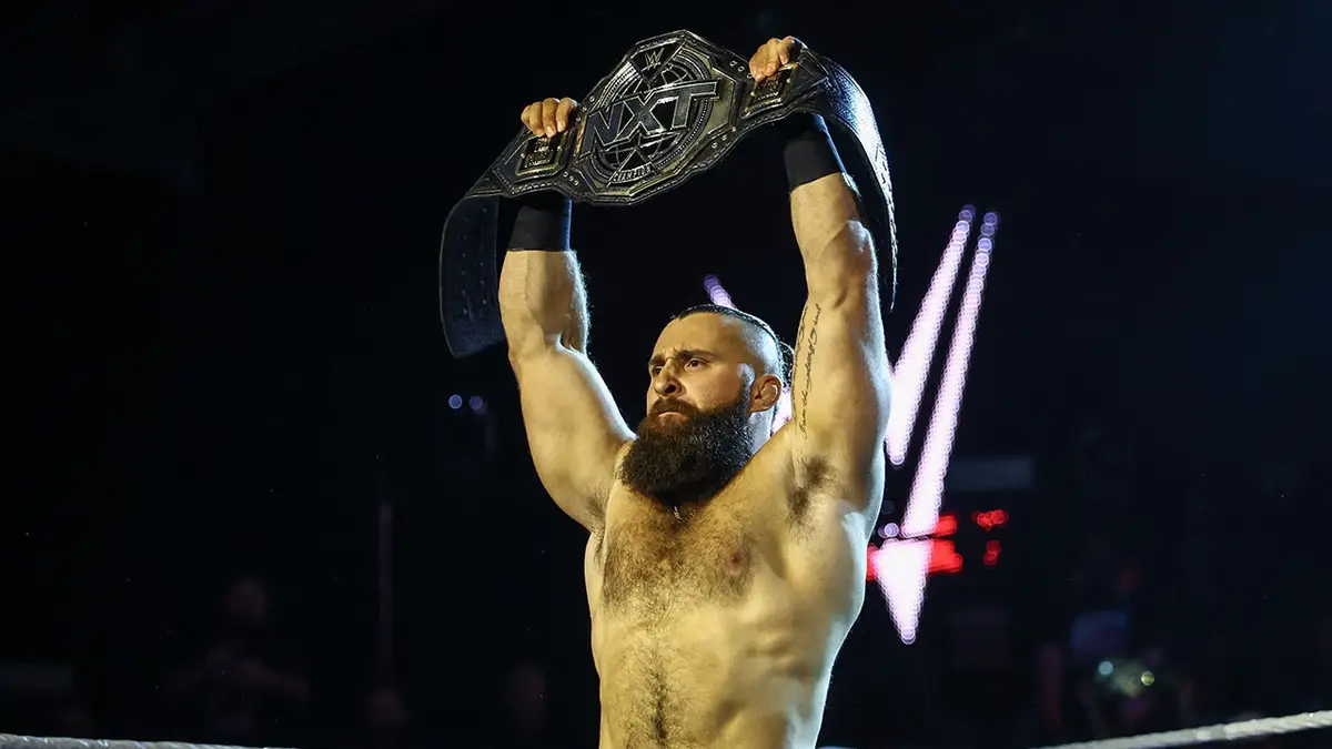 Šampión NXT Tony D'Angelo sa pozerá v ringu vo WWE Performance Center v Orlande na Floride
