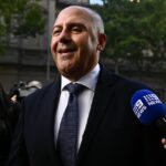 Tonymu Mokbelovi (na snímke pri odchode zo súdu vo februári) údajne zakázali inkasovať stávku na víťazstvo vo výške 5400 dolárov na dostihy v Melbourne.
