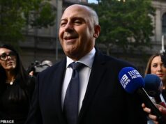 Tony Mokbel „bojuje s TAB po tom, čo mu zakázali inkasovať výhru stávky $5400“ Tonymu Mokbelovi (na snímke pri odchode zo súdu vo februári) údajne zakázali inkasovať stávku na víťazstvo vo výške 5400 dolárov na dostihy v Melbourne.