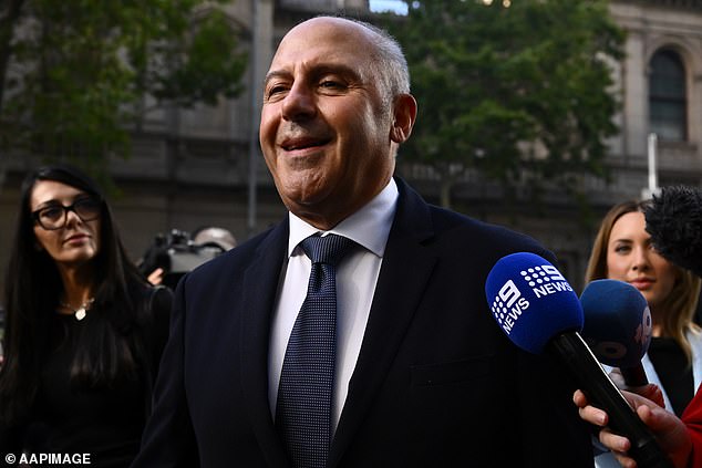 Tony Mokbel „bojuje s TAB po tom, čo mu zakázali Tonymu Mokbelovi (na snímke pri odchode zo súdu vo februári) údajne zakázali inkasovať stávku na víťazstvo vo výške 5400 dolárov na dostihy v Melbourne.