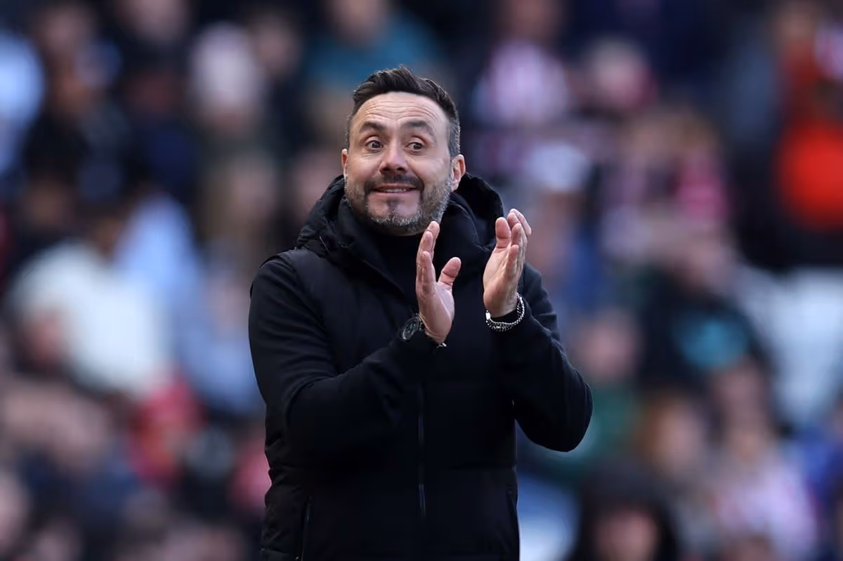 Roberto De Zerbi, manažér Tottenhamu Hotspur, tlieska počas zápasu Premier League medzi Sunderlandom a Tottenhamom Hotspur na Stadium of Light 12. apríla 2026 v Sunderlande v Anglicku.