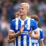 Jan Paul van Hecke z Brightonu a Hove Albion tlieska fanúšikom po víťazstve po záverečnom hvizde zápasu Premier League.