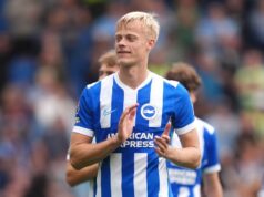 Tottenham dostal aktualizáciu prestupu Jana Paula van Heckeho po tom, čo Brighton odmietol DVE ponuky Jan Paul van Hecke z Brightonu a Hove Albion tlieska fanúšikom po víťazstve po záverečnom hvizde zápasu Premier League.