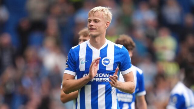 Jan Paul van Hecke z Brightonu a Hove Albion tlieska fanúšikom po víťazstve po záverečnom hvizde zápasu Premier League.