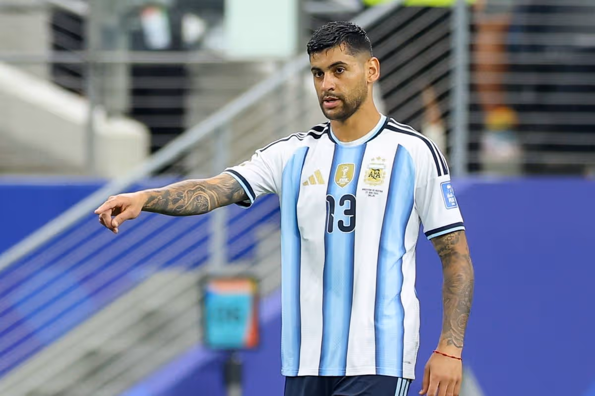 Cristian Romero z Argentíny kontroluje loptu počas zápasu skupiny J na majstrovstvách sveta 2026 medzi Argentínou a Rakúskom na štadióne Dallas 22. júna 2026 v Dallase v Spojených štátoch.