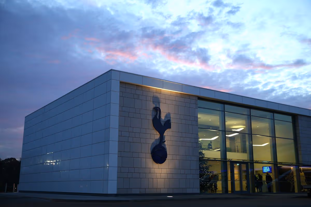 Tottenham mení tréningové ihrisko, aby pomohol Robertovi De Zerbimu a jeho hráčom