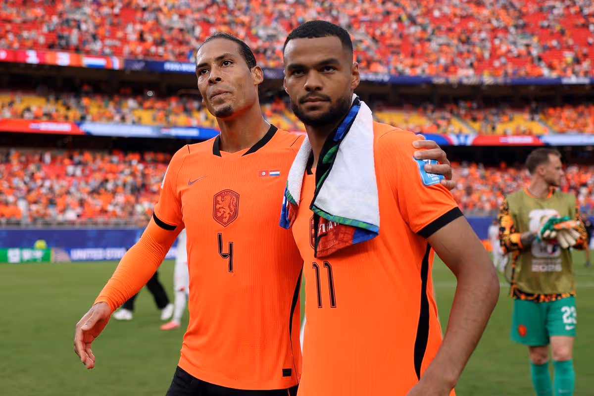 Virgil van Dijk #4 a Cody Gakpo #11 z Holandska sa objímajú po víťazstve 3:1 počas zápasu F-skupiny Majstrovstiev sveta vo futbale 2026 medzi Tuniskom a Holandskom na štadióne Kansas City 25. júna 2026 v Kansas City, Missouri.