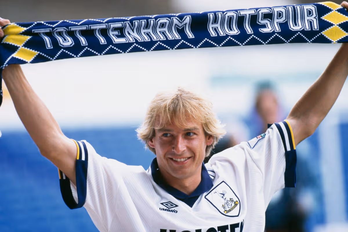 Nemecký futbalista Jürgen Klinsmann drží po podpise zmluvy s klubom šál Tottenhamu Hotspur