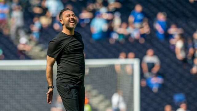 Tréner Tottenhamu Roberto De Zerbi sa zameriava na prestup bývalého obrancu Brightonu Jana Paula van Heckeho