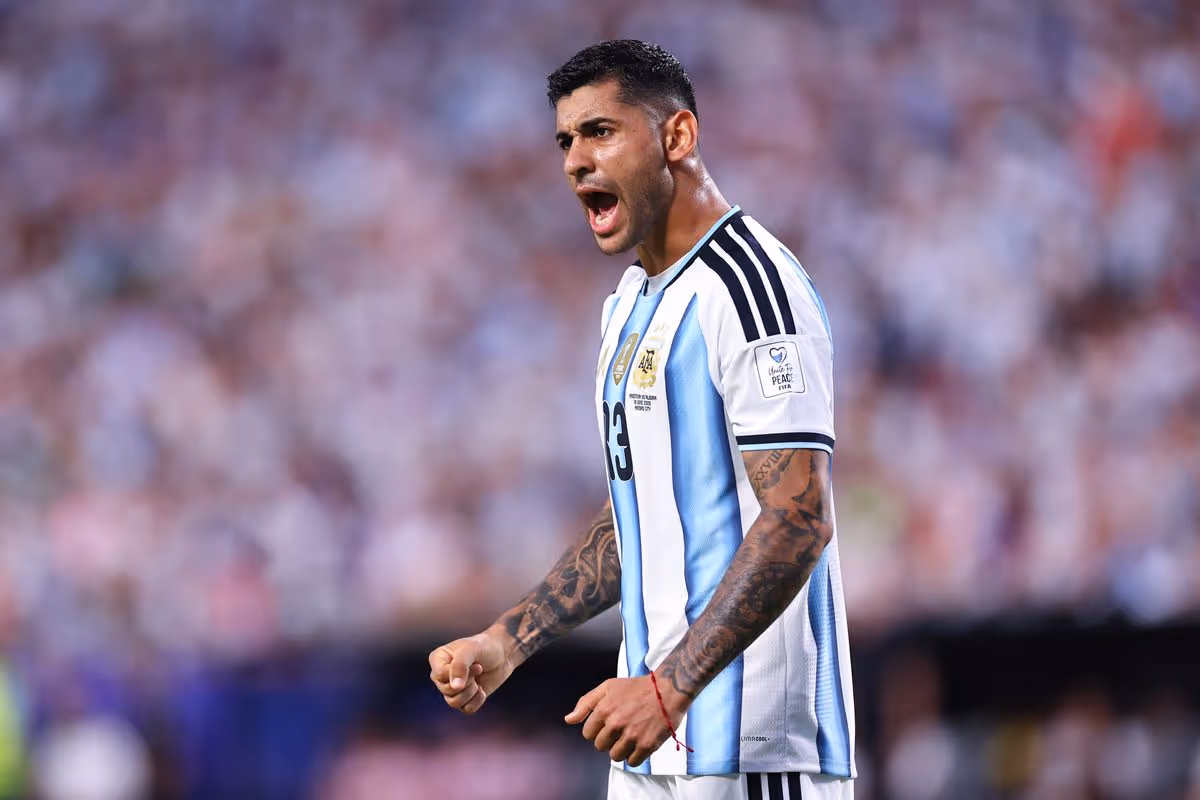 Cristian Romero z Argentíny počas zápasu skupiny J na majstrovstvách sveta 2026 medzi Argentínou a Alžírskom na štadióne Kansas City 16. júna 2026 v Kansas City, Spojené štáty americké