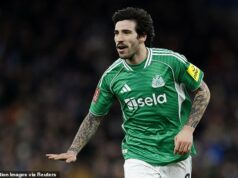 Tottenham urobil odvážny prístup k stredopoliarovi Newcastlu Sandrovi Tonalimu po tom, čo si pod vedením Roberta De Zerbiho zabezpečil prežitie v Premier League Sandro Tonali hral 110-krát za Newcastle a pomohol mu pozdvihnúť Ligový pohár v roku 2025.