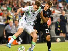 Tottenham wonderkid takmer poslal perfektnú správu Robertovi De Zerbimu Mason Melia kontroluje loptu proti Nikovi Sigurovi počas medzištátneho priateľského zápasu medzi Kanadou a Írskou republikou na štadióne Saputo v Montreale
