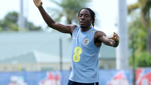 Traja hráči Arsenalu na majstrovstvách sveta, keď Mikel Arteta plánuje Noni Madueke #20 z Anglicka reaguje počas tréningu počas kempu Anglicka World Cup 2026 Camp 7. júna 2026 vo West Palm Beach na Floride