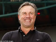 Tréner Adelaide Matthew Nicks vzdáva emotívnu poctu Tonymu Modrovi, keď veľký boj AFL o život po strašnej havárii kamiónu: „Keď myslíte na Crows, myslíte na Tonyho Modru“ Tony Modra (na snímke) momentálne bojuje o život v nemocnici po nehode v dobytkárskom aute