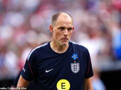 Tréner Anglicka Thomas Tuchel je nespokojný s prvým polčasom svojho tímu – a kritizuje hráčov za to, že nedodržali herný plán proti Novému Zélandu Thomas Tuchel nebol spokojný s prvým polčasom Anglicka proti Novému Zélandu