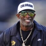 1. novembra 2025; Boulder, Colorado, USA; Hlavný tréner Colorado Buffaloes Deion Sanders pred zápasom proti Arizona Wildcats na Folsom Field. Povinný kredit: Ron Chenoy-Imagn Images