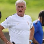 Tréner Francúzska Didier Deschamps vynechá zápas s Nórskom po matkinej smrti