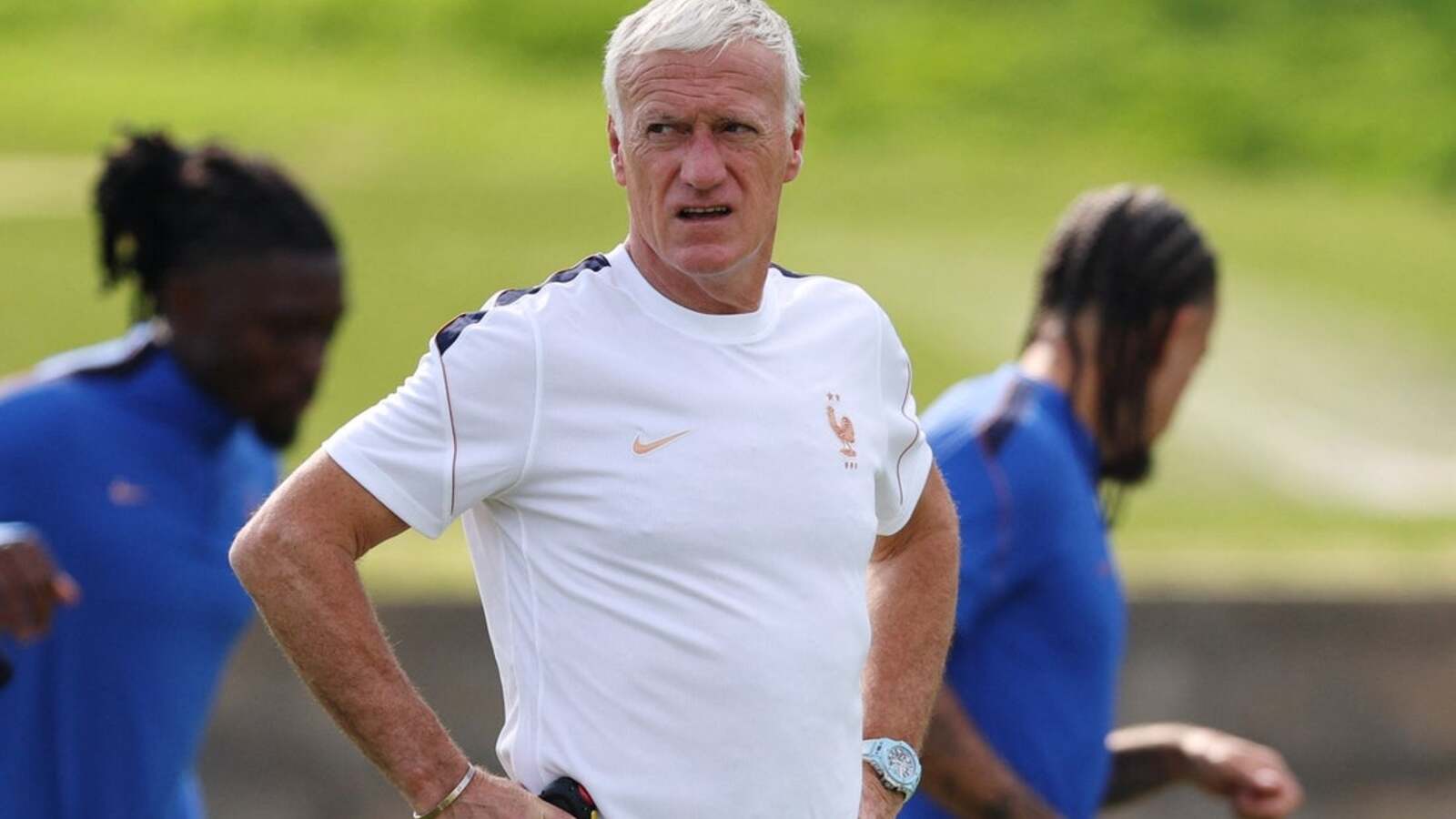 Tréner Francúzska Didier Deschamps vynechá zápas s Nórskom po matkinej smrti