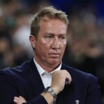 Tréner kohútov Trent Robinson (na snímke) varoval NRL, aby nezaspala na vavrínoch po tom, čo Kane Evans v pondelok večer ukázal, že je gay.
