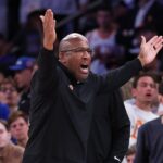 Tréner Knicks Mike Brown roztrhol funkcionárov po prehre so Spurs v 3. zápase