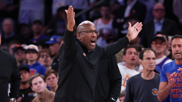 Tréner Knicks Mike Brown roztrhol funkcionárov po prehre so Spurs v 3. zápase
