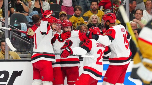 Tréner Rod Brind'Amour sa zapísal do histórie, keď Hurricanes získali Tréner Rod Brind'Amour sa zapísal do histórie, keď Hurricanes získali Stanley Cup