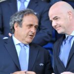 Bývalý prezident UEFA Michel Platini (vľavo) podniká právne kroky proti šéfovi FIFA Giannimu Infantinovi.