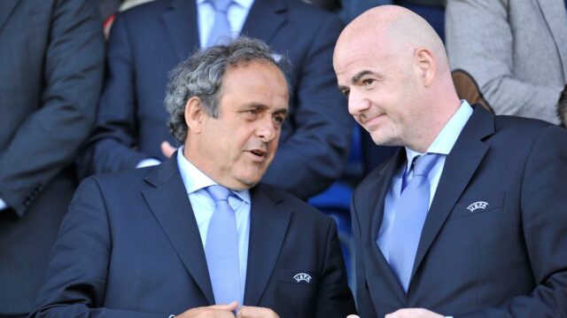 Bývalý prezident UEFA Michel Platini (vľavo) podniká právne kroky proti šéfovi FIFA Giannimu Infantinovi.