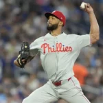 8. júna 2026; Toronto, Ontario, CAN; Začiatočný nadhadzovač Philadelphie Phillies Cristopher Sanchez (61) nadhodí Toronto Blue Jays počas siedmej zmeny v Rogers Centre. Povinný kredit: John E. Sokolowski-Imagn Images