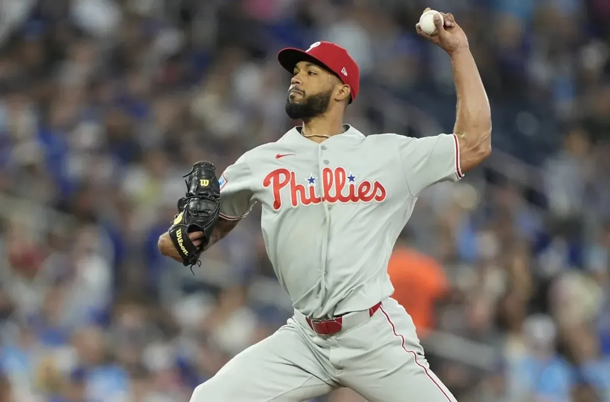 8. júna 2026; Toronto, Ontario, CAN; Začiatočný nadhadzovač Philadelphie Phillies Cristopher Sanchez (61) nadhodí Toronto Blue Jays počas siedmej zmeny v Rogers Centre. Povinný kredit: John E. Sokolowski-Imagn Images