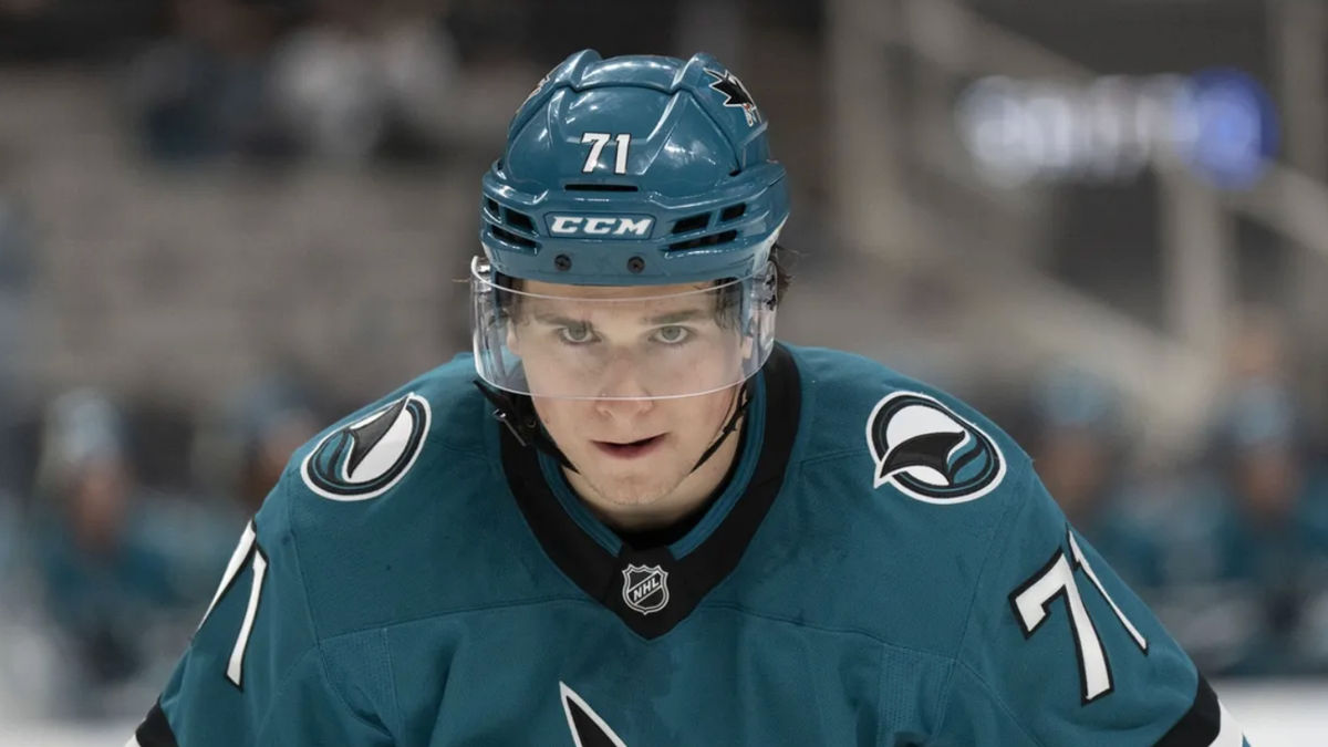 1. októbra 2024; San Jose, Kalifornia, USA; Center San Jose Sharks Macklin Celebrini (71) počas druhej tretiny proti Utah Hockey Club v SAP Center v San Jose. Povinný kredit: Stan Szeto-Imagn Images