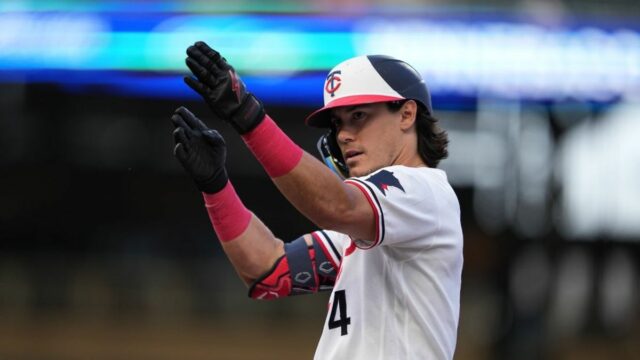 2. júna 2026; Minneapolis, Minnesota, USA; Minnesota Twins shortstop Tristan Gray (4) reaguje na úder singlu počas tretej zmeny proti Chicago White Sox na Target Field. Povinný kredit: Jordan Johnson-Imagn Images