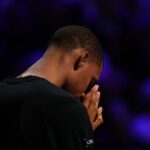 Victor Wembanyama bol v piatok videný v modlitebnej polohe počas štátnej hymny