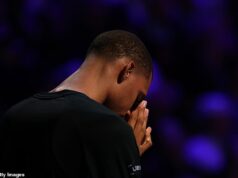 Trump vyjadruje znepokojenie nad gestom hráča NBA počas národnej hymny… predtým, ako sa zdá, že hviezda Spurs vráti úder Victor Wembanyama bol v piatok videný v modlitebnej polohe počas štátnej hymny