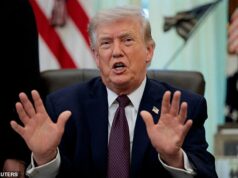 Trumpovo bombové sprisahanie odvrátiť vinu za vypuknutie eboly na majstrovstvách sveta „preniklo“ Úžasné plány Donalda Trumpa presunúť vinu zo Spojených štátov - v prípade prepuknutia eboly na majstrovstvách sveta - boli odhalené