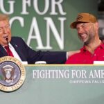 Trump pochválil Joea Thomasa za jeho postavu a tiež ho v piatok nazval „dobre vyzerajúcim mužom“.