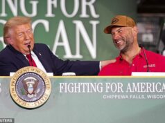 Tvrdý fanúšik NFL Donald Trump nedokáže rozpoznať člena Siene slávy na podujatí vo Wisconsine: „Neviem, kto to je“ Trump pochválil Joea Thomasa za jeho postavu a tiež ho v piatok nazval „dobre vyzerajúcim mužom“.
