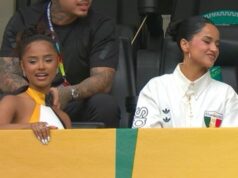Tyla a Becky G žiaria úsmevmi, keď ich vidia na úvodnom zápase majstrovstiev sveta Tyla a Becky G
