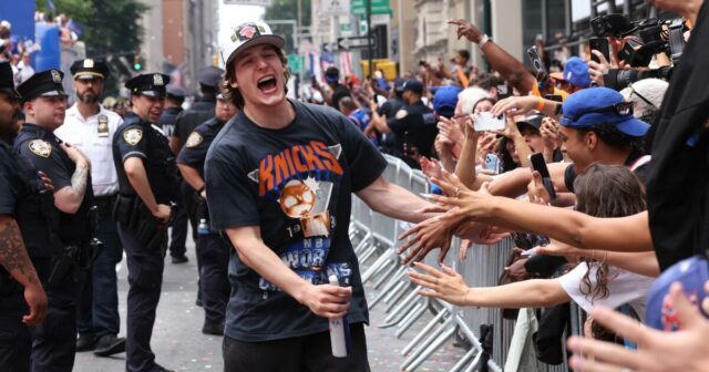 Tyler Kolek z Knicks zastavili policajti počas majstrovskej prehliadky Tyler Kolek z Knicks zastavili policajti počas majstrovskej prehliadky