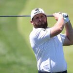 12. mája 2026; Newtown Square, Pennsylvania, Tyrrell Hatton hrá ranu na osemnástej jamke počas tréningového kola golfového turnaja PGA Championship v Aronimink Golf Club. Povinný kredit: Bill Streicher-Imagn Images