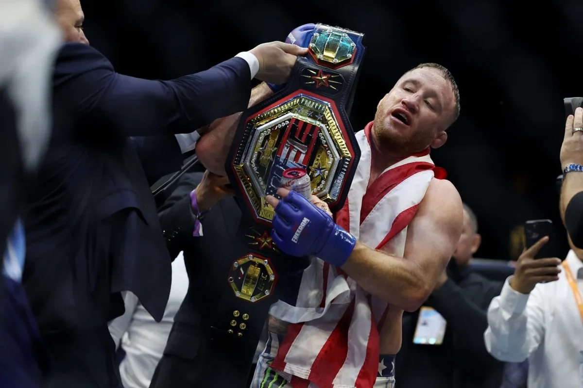 14. júna 2026; Washington, DC, SPOJENÉ ŠTÁTY; Justin Gaethje drží svoj majstrovský opasok po víťazstve proti Ilia Topuria (nie je na obrázku) počas UFC Freedom 250 na White House South Lawn. Povinný kredit: Amber Searls-Imagn Images