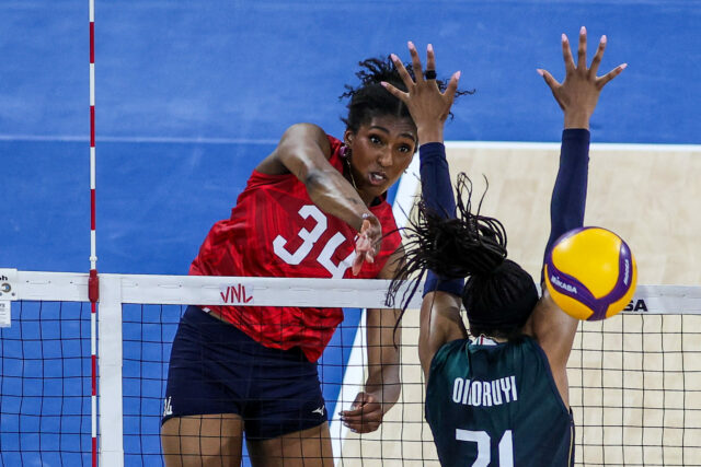 USA porazili Taliansko v súboji majstrov Stephanie Samedy z amerického tímu v akcii počas zápasu s Talianskom vo VNL Women's Week 2.