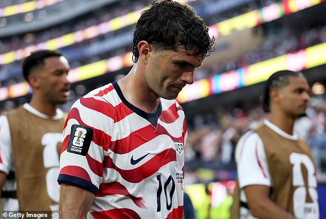 USMNT zostala spotená nad hviezdnym mužom Christianom Pulisicom, ktorý utrpel Christian Pulisic bol nútený odísť po polčase v otváracom zápase Svetového pohára v USA kvôli problémom s lýtkom