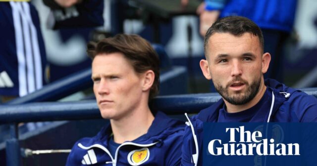 Medzinárodný priateľský zápas Škótsko vs Curacao, Barclays Hampden, Glasgow, West Central Lowlands, Spojené kráľovstvo - 30. mája 2026 Scott McTominay zo Škótska (vľavo) a John McGinn zo Škótska sa pozerajú počas medzinárodného priateľského zápasu v Barclays Hampden, Glasgow. 30.05.2026 Škótsko proti Curacao International Friendly, Barclays Hampden, Glasgow, West Central Lowlands, Spojené kráľovstvo - 30. mája 2026