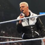 Cody Rhodes hovorí počas SmackDown vo VyStar Veterans Memorial Arena v Jacksonville na Floride