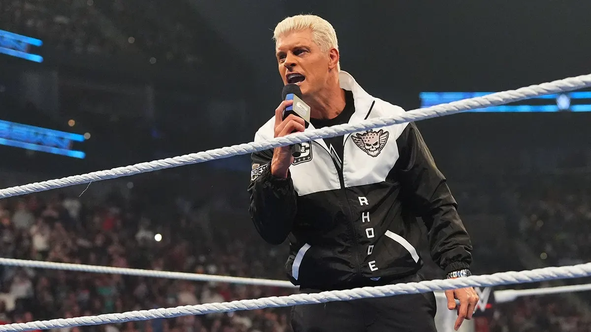 Cody Rhodes hovorí počas SmackDown vo VyStar Veterans Memorial Arena v Jacksonville na Floride